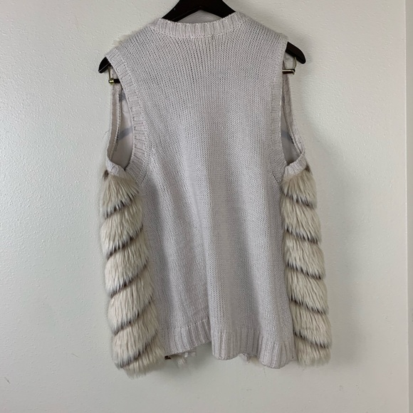 ✨ Eyeshadow Faux Fur Vest – Cream & Gray Chevron Stripe – Size Large – Cozy Chic - Picture 5 of 5